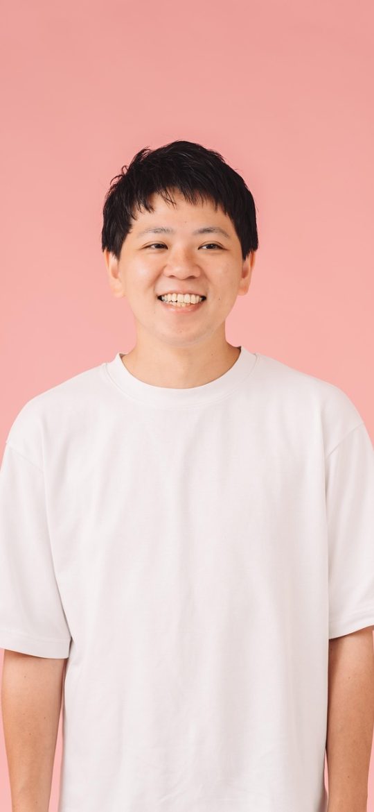 云原神 App 启动页截图，奶白色背景中央是珊瑚粉的云朵标志，下方一行小字显示正在检查更新与环境